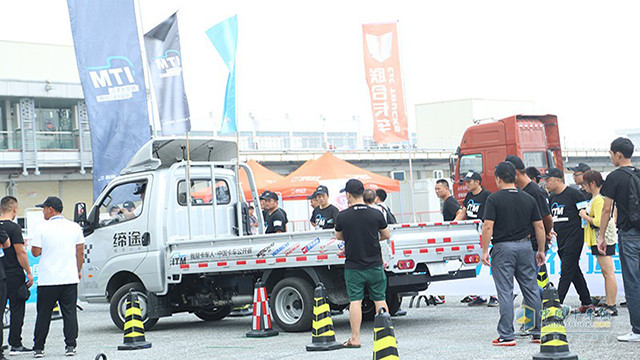 参赛选手紧张关注比赛进程