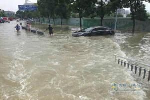 乌尼莫克越野救护车奋战在台风重灾区余姚