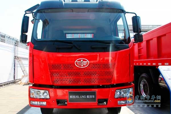 解放 J6L中卡 180马力 4X2 LNG载货车