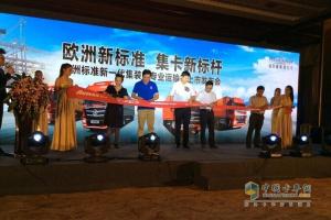 订购104台 福田戴姆勒新一代集装箱专业运输车上海上市