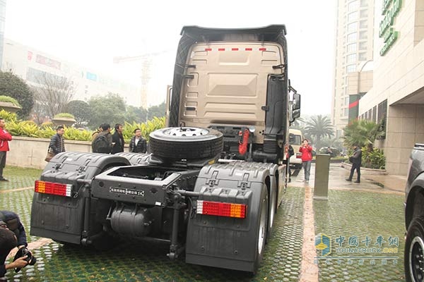 东风商用车 天龙旗舰 480马力 6x4 国四 标配万博体育app下载入口
