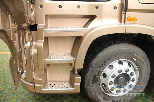 东风商用车 天龙旗舰 480马力 6x4 国四 高配万博体育app下载入口