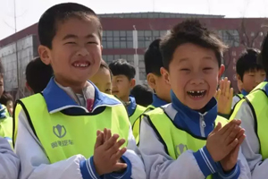 关注安全教育 奥驰汽车与祖国未来“童”行