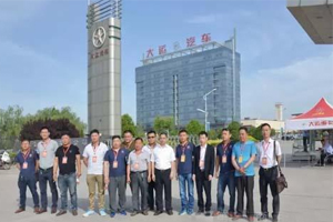 临沂客户参观大运重卡现场订车53辆