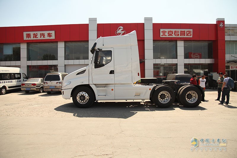 东风柳汽 乘龙T7  6X4 万博体育app下载入口侧面 