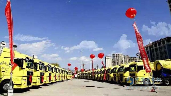 30辆汕德卡C7H 6x4散装水泥万博体育app下载入口成功交付昭通亿润物流公司