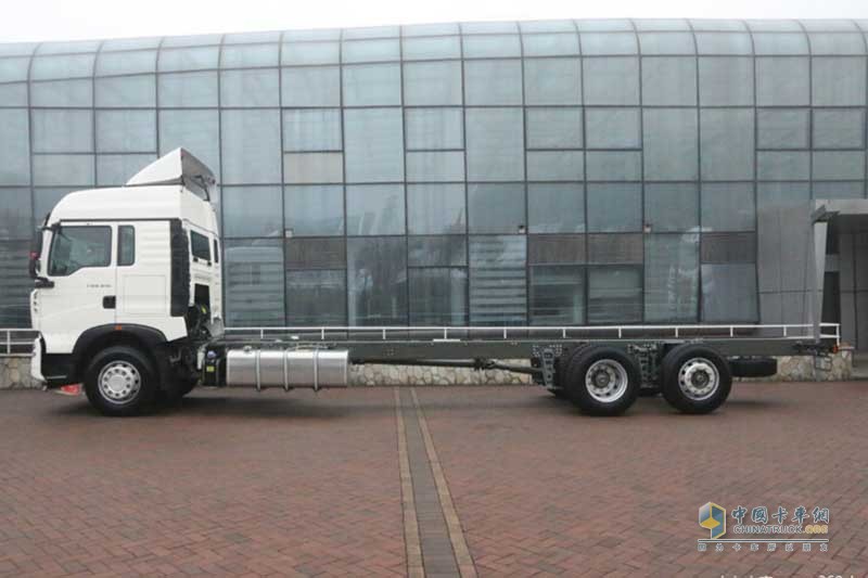 中国重汽 HOWO T5G重卡 340马力 4X2 中置轴载货车
