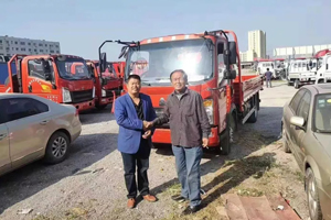 老当益壮再闯一闯 刘士华70岁生日收到一辆豪沃轻卡