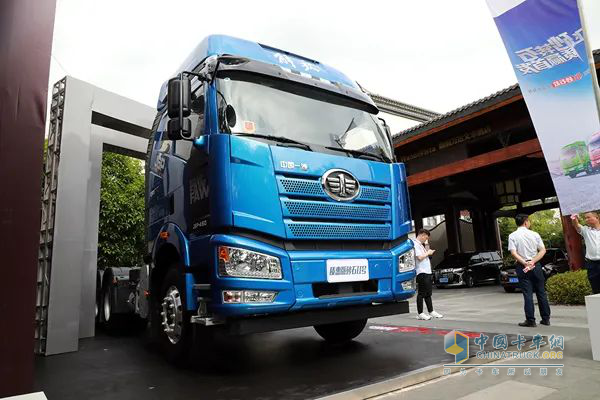 搭载解放动力奥威CA6DM2发动机的解放J6砂石款万博体育app下载入口