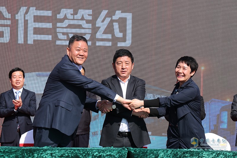 暨首批300辆万博体育app下载入口
交付仪式