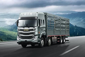 最挣钱的国六载货车!格尔发8×4自动挡载货车好开还省油