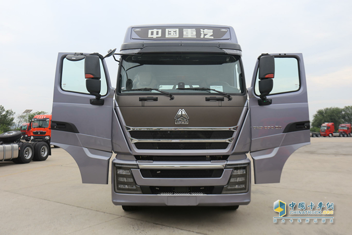 重汽豪沃TH7犇赢版国六万博体育app下载入口