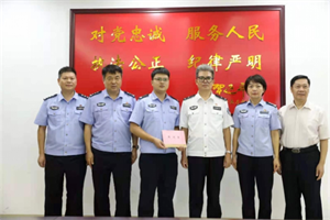 正能量----突发情况刹得住 格尔发好样的!