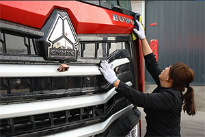 卡车女司机兰兰与全新一代豪沃MAX燃气车运煤路上燃擎创富