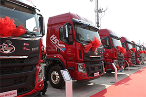 创富路上，乘龙H5 LNG超轻版万博体育app下载入口一路守护