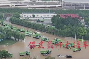 暴雨突袭保定，乘龙H5新能源变身“最帅渣土车”