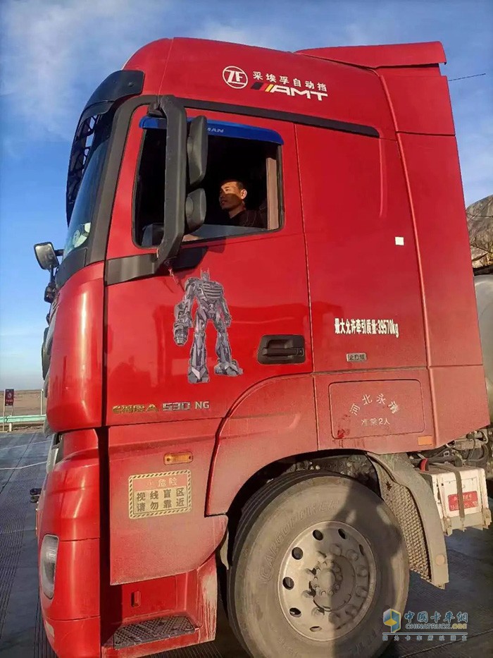 　　在经历了物流行业的不景气之后，不少个体司机把降本增效这个词当成自己最近几年的主旋律。2023年天然气车一路领涨商用车大盘，苦于油价上涨的卡友们不约而同被天然气重卡的经济优势所深深吸引，来自河北廊坊的石连胜就是其中一位。“主要是这两年油价太高了，我常年跑西北路线，那边气站比较多，气价又相对便宜，因此在今年4月我就果断换了一台欧曼EST530马力天然气重卡，这款车不负信赖，气耗这块拿捏得妥妥的!”  　　NO.1  　　高颜值硬汉 有里更有面        　　NO.2  　　福康+AMT 遒劲更省气          　　NO.3  　　智能+舒适 驾乘不喊累  　　常年奔波在路上，舒适性尤为重要。“越是马不停蹄的跑，我就越能体验到新EST530燃气重卡的舒适性有多到位，这里必须好好夸一下!当我在路况较差的国道行驶时，四点悬浮驾驶室配合气囊减震座椅，可以最大限度减轻车辆的颠簸感;当我在高速公路行驶时，使用智能语音即可控制车辆各项功能，安全又舒心;当我想要停车休息时，大功率逆变器和车载冰箱可以满足在车上做饭的需求;当我累了，可以在宽大又柔软的卧铺上休息，快速解除疲劳状态。说实话，起初manbetx网页版登录时我还挺担心舒适度的，但体验过新EST530燃气重卡后疑虑全部打消，太舒适了!”    