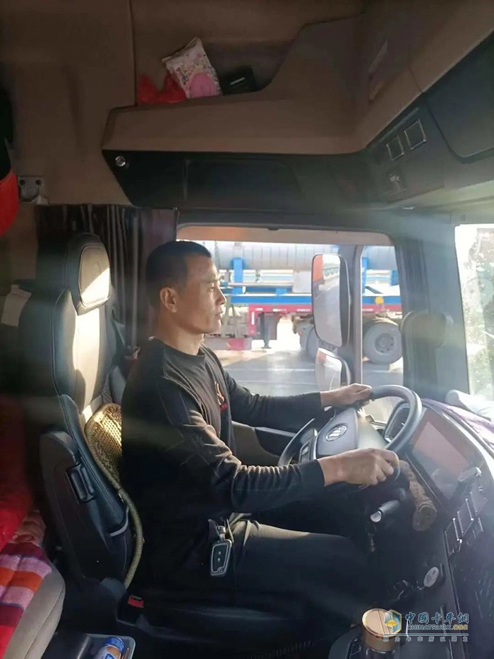 　　在经历了物流行业的不景气之后，不少个体司机把降本增效这个词当成自己最近几年的主旋律。2023年天然气车一路领涨商用车大盘，苦于油价上涨的卡友们不约而同被天然气重卡的经济优势所深深吸引，来自河北廊坊的石连胜就是其中一位。“主要是这两年油价太高了，我常年跑西北路线，那边气站比较多，气价又相对便宜，因此在今年4月我就果断换了一台欧曼EST530马力天然气重卡，这款车不负信赖，气耗这块拿捏得妥妥的!”  　　NO.1  　　高颜值硬汉 有里更有面        　　NO.2  　　福康+AMT 遒劲更省气          　　NO.3  　　智能+舒适 驾乘不喊累  　　常年奔波在路上，舒适性尤为重要。“越是马不停蹄的跑，我就越能体验到新EST530燃气重卡的舒适性有多到位，这里必须好好夸一下!当我在路况较差的国道行驶时，四点悬浮驾驶室配合气囊减震座椅，可以最大限度减轻车辆的颠簸感;当我在高速公路行驶时，使用智能语音即可控制车辆各项功能，安全又舒心;当我想要停车休息时，大功率逆变器和车载冰箱可以满足在车上做饭的需求;当我累了，可以在宽大又柔软的卧铺上休息，快速解除疲劳状态。说实话，起初manbetx网页版登录时我还挺担心舒适度的，但体验过新EST530燃气重卡后疑虑全部打消，太舒适了!”    