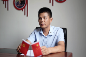 紧绷安全的弦，周群辉与解放卡车共行200万公里危化品运输路