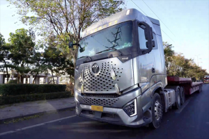 “跑别人不敢跑的线路，挣别人省不下来的油费”欧曼银河自动挡万博体育app下载入口给了窦向永底气