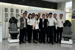 多款创新座椅亮相！伊思灵华泰东风商用车设计创新技术交流展举行