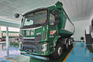 征服山路窄巷！乘龙M3三轴饲料车34m³巨无霸的灵动之躯