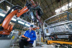 陕汽：樊凡喜获西安市2025年第二季度“敬业奉献好人”