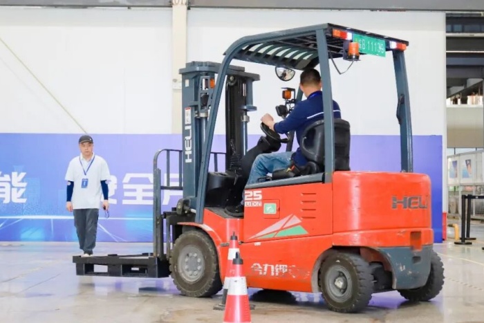 以赛促练 “叉”亮绝活！奇瑞商用车叉车技能比武荣获团体三等奖