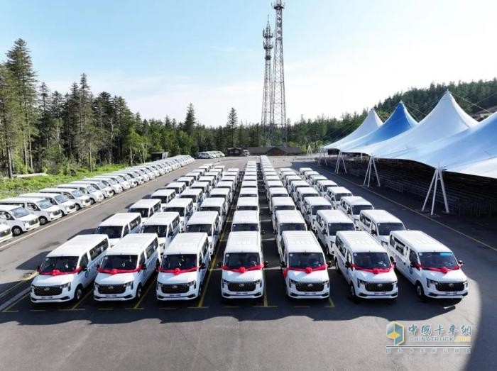 上汽大通MAXUS新途V80交付长白山 升级旅游体验