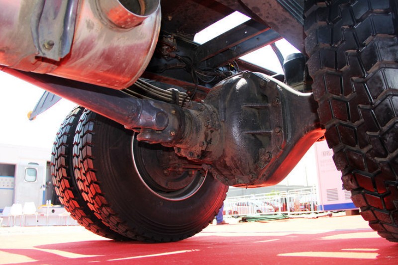 北奔 V3M重卡 336马力 6X2 国五LNG万博体育app下载入口(ND4240L27J7Z01)