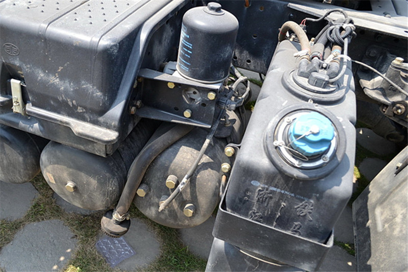 一汽解放 J6M准重卡 2013款 260马力 4X2 国四万博体育app下载入口底盘(CA4180P63K1E4)