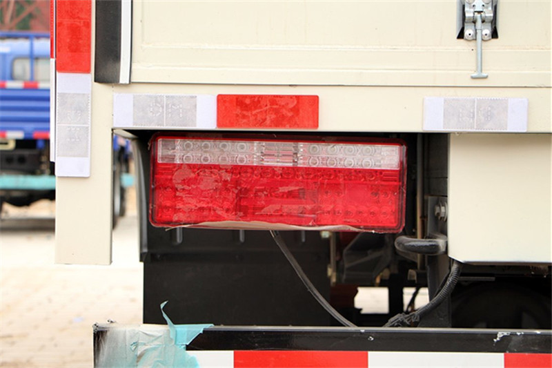 唐骏欧铃 T1系列 83马力 4X2 3.7米 国五单排厢式微卡(ZB5040XXYKDD6V)