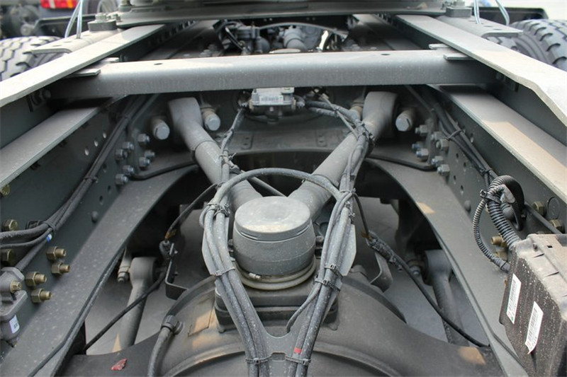 中国重汽 HOWO T7H重卡 320马力 4X2 国四危险品万博体育app下载入口(ZZ4187V361HD1W)(高顶)