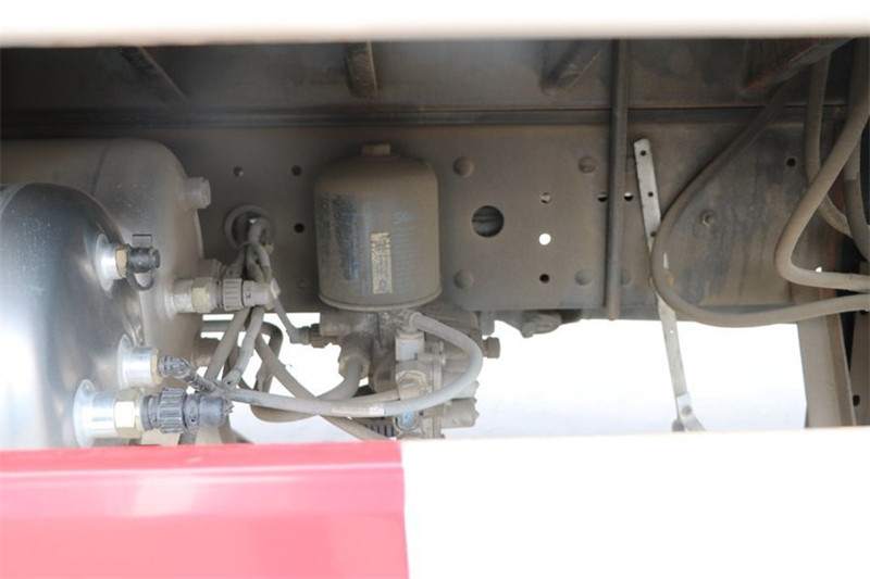 一汽解放 J6L中卡 180马力 7.7米 国五翼开启厢式载货车(FXC5160XYKP62L4E5)