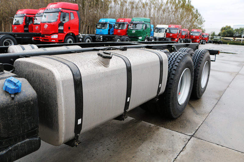 一汽解放 J6P重卡 绿通版 350马力 8X4 9.5米 国五载货车(CA1310P66K2L7T4E5)