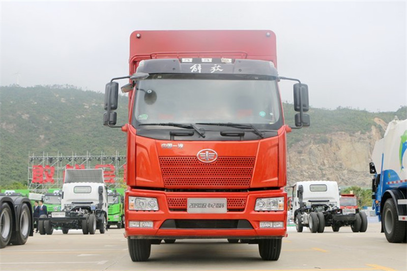 一汽解放 J6L中卡 2019款 240马力 6X2 7.7米 国五仓栅式载货车(CA5250CCYP62K1L5T3E5)